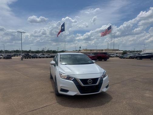 Aspen White 2022 Nissan Versa 1.6 SV