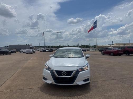 Aspen White 2022 Nissan Versa 1.6 SV