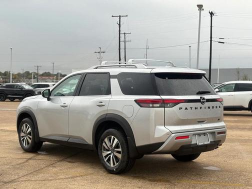 2025 Nissan Pathfinder SL FWD