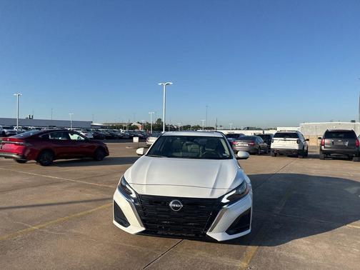 Pearl White Tricoat 2023 Nissan Altima 2.5 SL