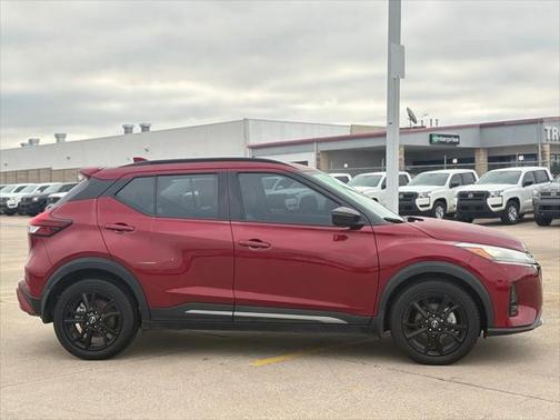 2022 Nissan Kicks SR