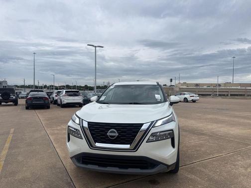 Pearl White Tricoat 2023 Nissan Rogue SV