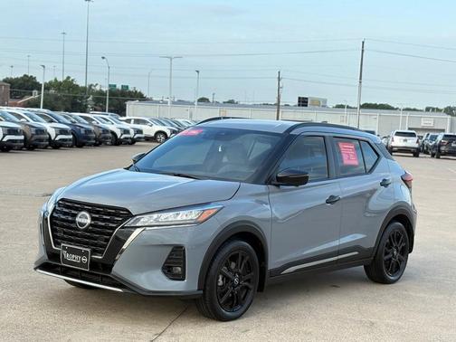 2023 Nissan Kicks SR