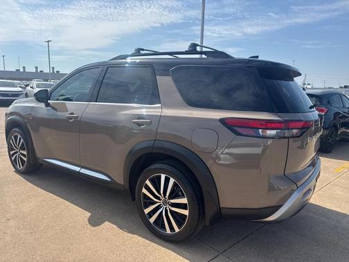 2023 Nissan Pathfinder Platinum FWD