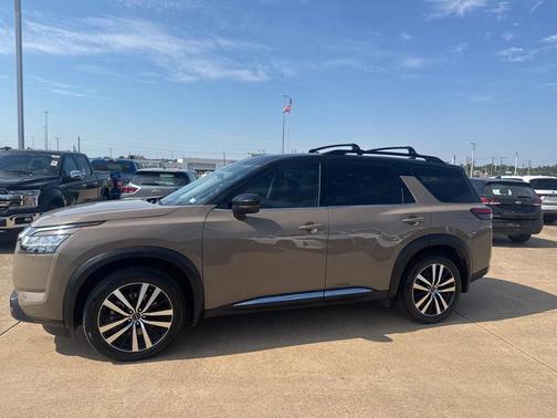2023 Nissan Pathfinder Platinum FWD