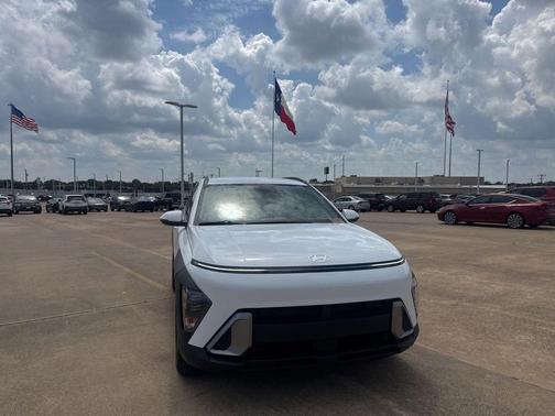 Atlas White 2025 Hyundai KONA SEL