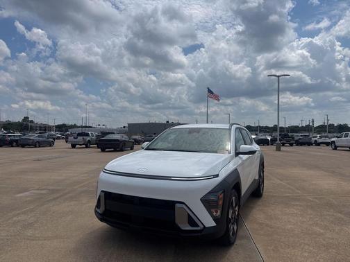 Atlas White 2025 Hyundai KONA SEL