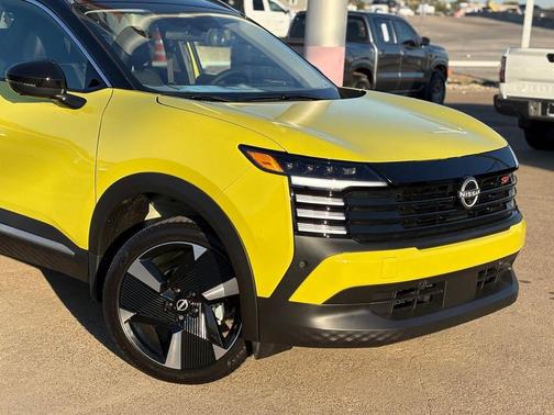 Yuzu Yellow Metallic/Super Black 2026 Nissan Kicks SR
