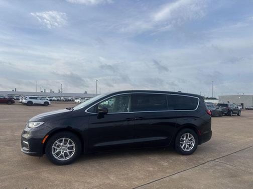Brilliant Black Crystal Pearlcoat 2023 Chrysler Pacifica Touring L