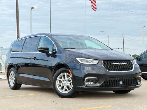 Brilliant Black Crystal Pearlcoat 2023 Chrysler Pacifica Touring L