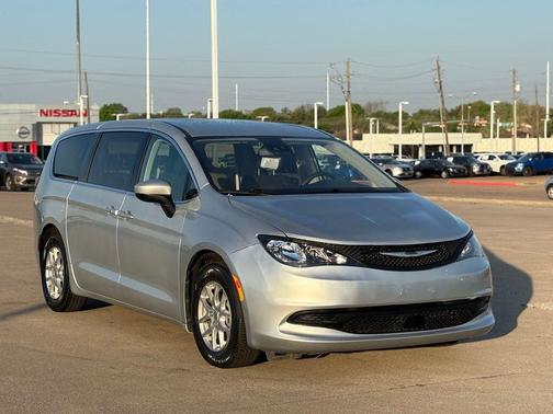 Silver Mist Clearcoat 2023 Chrysler Voyager LX
