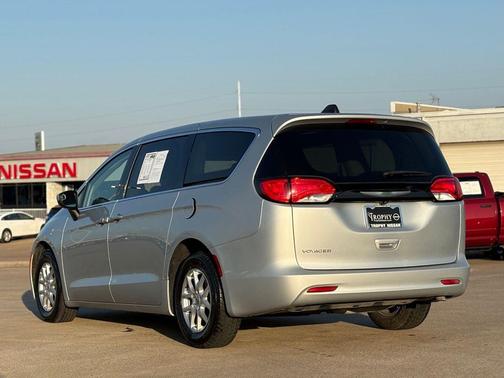 Silver Mist Clearcoat 2023 Chrysler Voyager LX