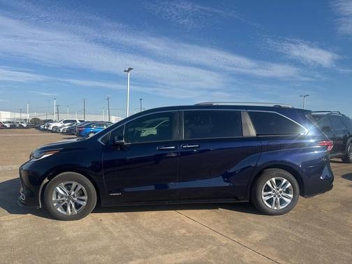 2021 Toyota Sienna Limited 7-Passenger