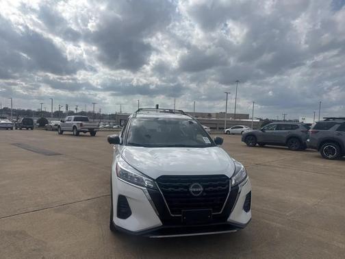 2023 Nissan Kicks SR