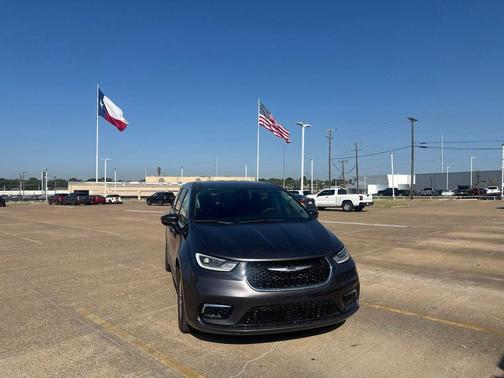 Granite Crystal Metallic Clearcoat 2023 Chrysler Pacifica Touring L
