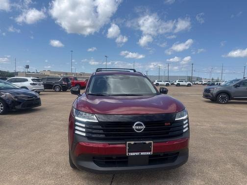Scarlet 2026 Nissan Kicks SR