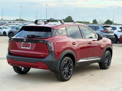 Scarlet 2026 Nissan Kicks SR