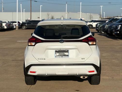 2021 Nissan Kicks SR