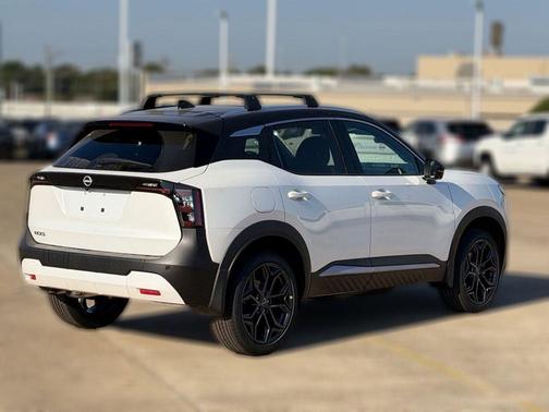 Aspen White Tricoat/Super Black 2027 Nissan Kicks SR
