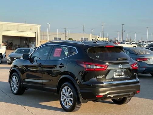 2022 Nissan Rogue Sport SV