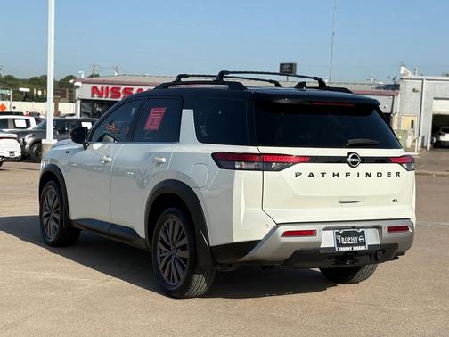 2023 Nissan Pathfinder SL FWD