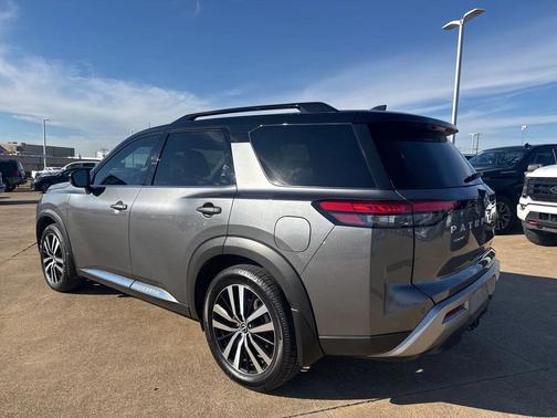 2024 Nissan Pathfinder Platinum FWD
