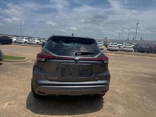 2022 Nissan Kicks SR
