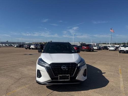 Super Black 2023 Nissan Kicks SR