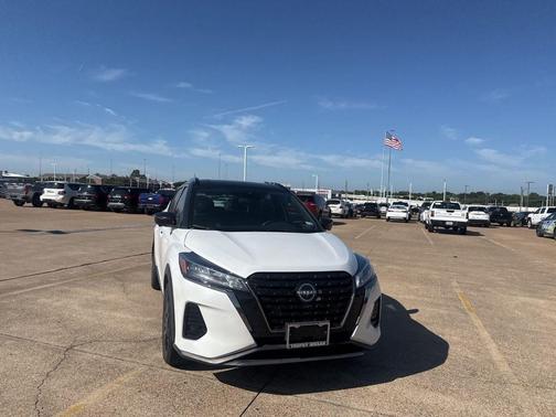 Super Black 2023 Nissan Kicks SR