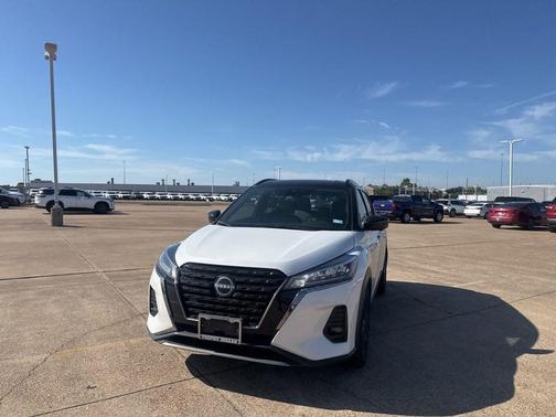 Super Black 2023 Nissan Kicks SR