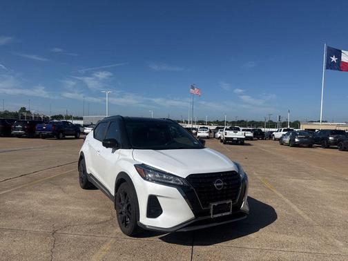 Super Black 2023 Nissan Kicks SR