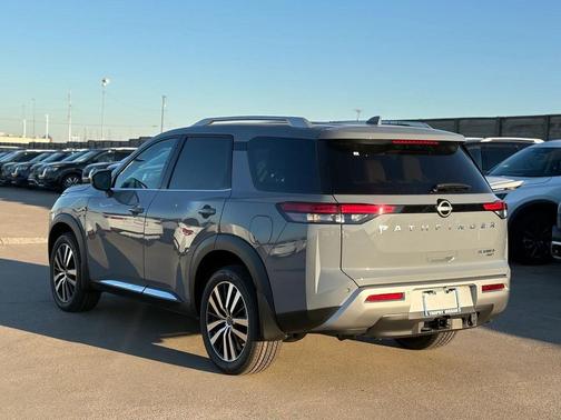 2025 Nissan Pathfinder Platinum 4WD