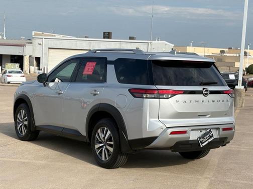 2024 Nissan Pathfinder SL FWD