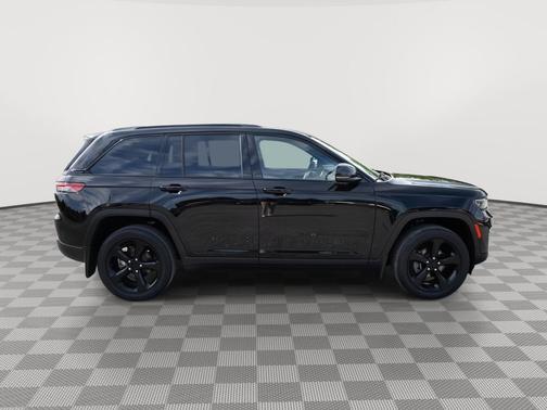 Diamond Black Crystal Pearlcoat 2023 Jeep Grand Cherokee Altitude