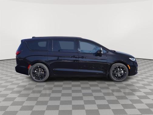 Diamond Black Crystal Pearlcoat 2026 Chrysler Pacifica L