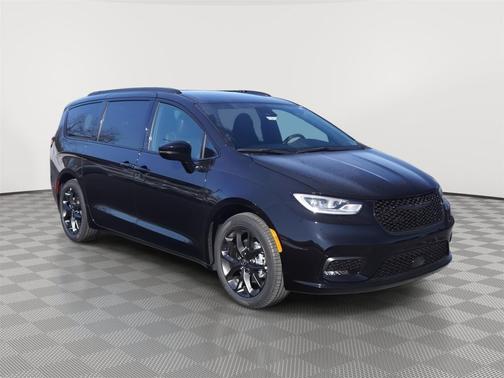 Diamond Black Crystal Pearlcoat 2026 Chrysler Pacifica L