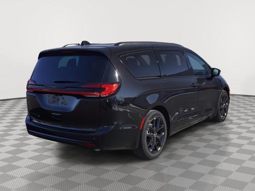 Diamond Black Crystal Pearlcoat 2026 Chrysler Pacifica L