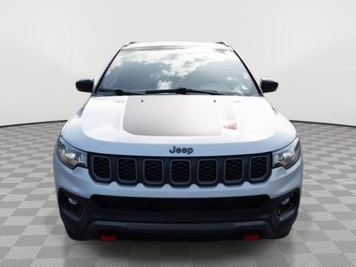 Silver Zynith Metallic Clearcoat 2025 Jeep Compass Trailhawk