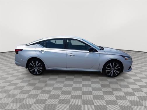 Brilliant Silver Metallic 2022 Nissan Altima SR Intelligent AWD