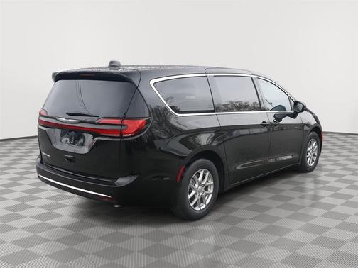 Diamond Black Crystal Pearlcoat 2026 Chrysler Pacifica L