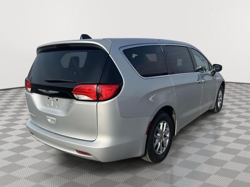 Silver Mist Clearcoat 2023 Chrysler Voyager LX