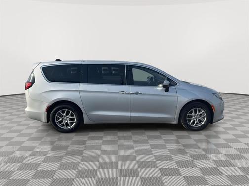 Silver Mist Clearcoat 2023 Chrysler Voyager LX