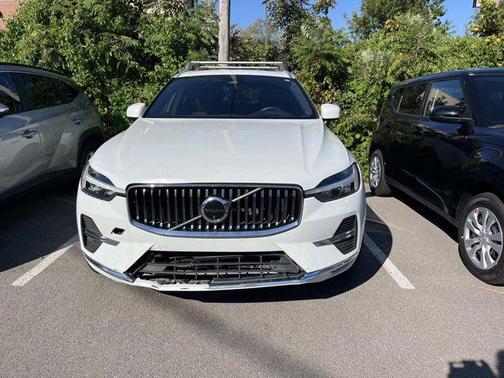 2023 Volvo XC60 B5 Ultimate Bright Theme