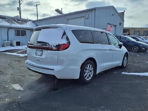 2023 Chrysler Pacifica Touring-L