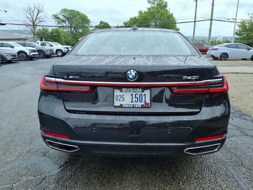 Black Sapphire Metallic 2021 BMW 740 i xDrive