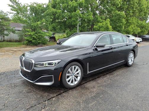 Black Sapphire Metallic 2021 BMW 740 i xDrive