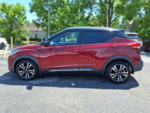 Cayenne Red / Super Black 2020 Nissan Kicks SR
