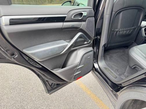 2014 Porsche Cayenne Platinum Edition