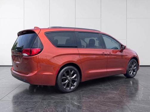 Copper Pearl Coat 2018 Chrysler Pacifica Touring-L