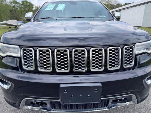 Diamond Black Crystal Pearlcoat 2017 Jeep Grand Cherokee Overland
